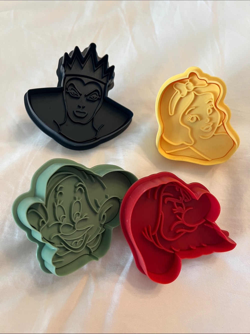 Disney-Inspired Character Cookie Cutters Black, Yellow, Green, Red (Snow White)